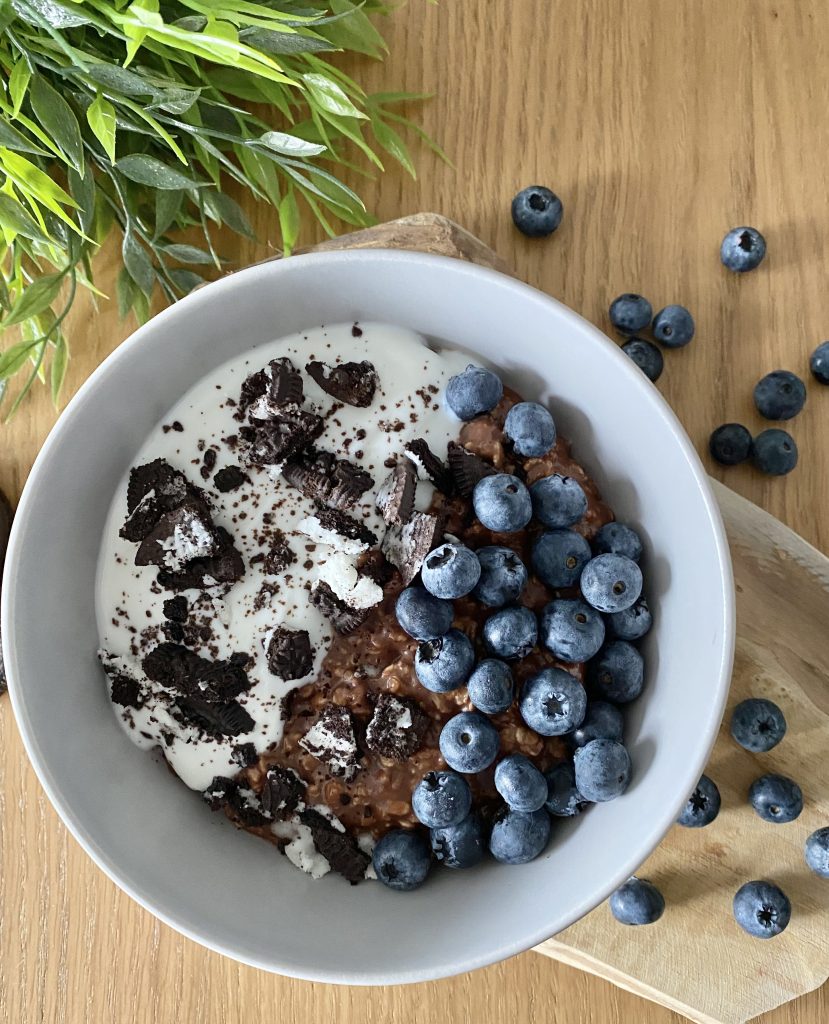 Owsianka oreo, czekoladowa owsianka z borówkami, zdrowy przepis, zdrowe jedzenie, dieta, odchudzanie