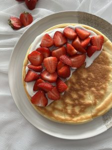 Read more about the article Puszysty omlet z truskawkami