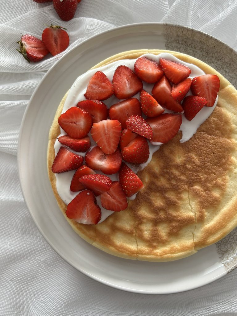 Read more about the article Puszysty omlet z truskawkami
