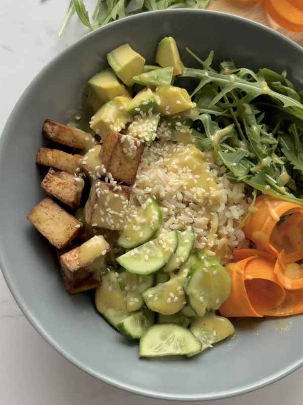 Bowl z tofu, brązowym ryżem, awokado i ogórkiem, zdrowy przepis, zdrowe jedzenie, dieta, odchudzanie