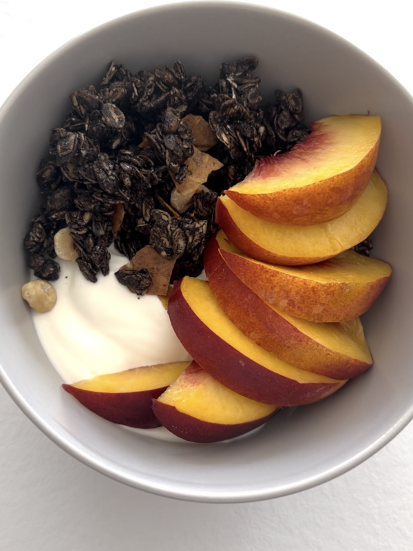 Granola z jogurtem i brzoskwinią, zdrowy przepis, zdrowe jedzenie, dieta, odchudzanie
