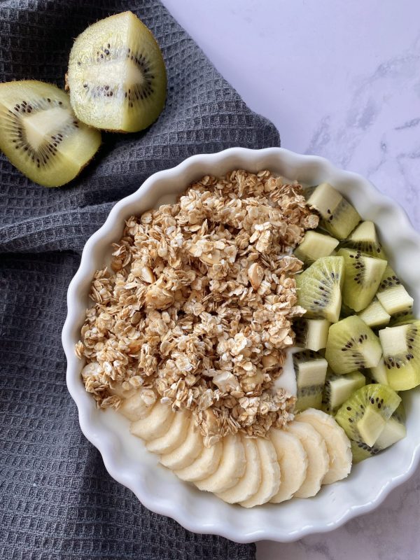 Granola owsiana z jogurtem i owocami, zdrowy przepis, zdrowe jedzenie, dieta, odchudzanie