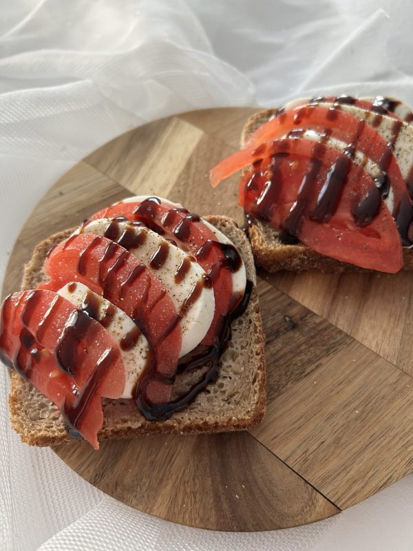 Grzanki z mozzarellą, pomidorem i sosem balsamico, zdrowy przepis, zdrowe jedzenie, dieta, odchudzanie