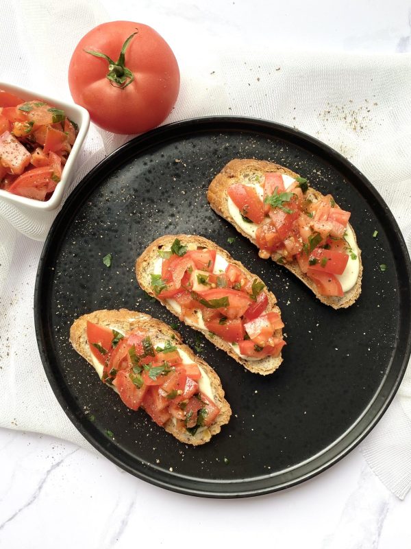 Grzanki z salsą pomidorową, bazylią i mozzarellą, zdrowy przepis, zdrowe jedzenie, dieta, odchudzanie