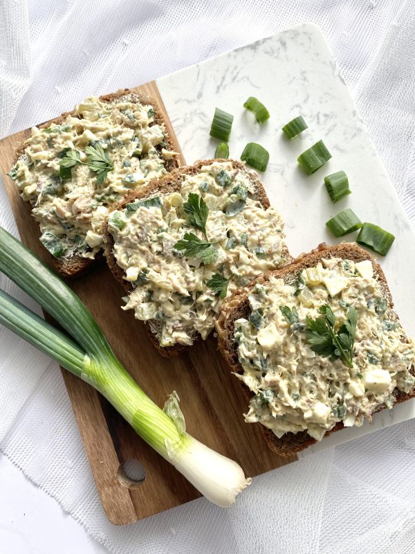 Kanapki z pastą ze pstrąga, pasta rybna, zdrowy przepis, zdrowe jedzenie, dieta, odchudzanie