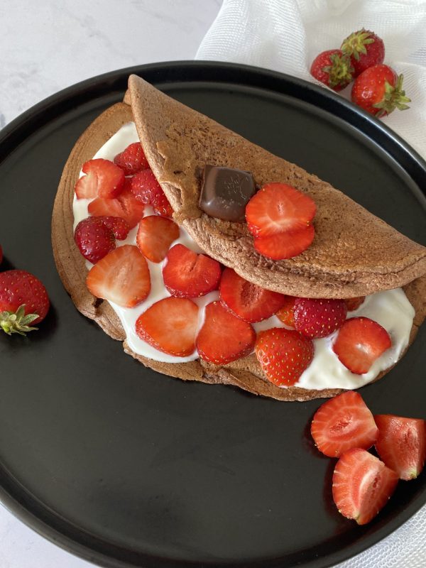 Omlet czekoladowy z truskawkami, zdrowy przepis, zdrowe jedzenie, dieta, odchudzanie