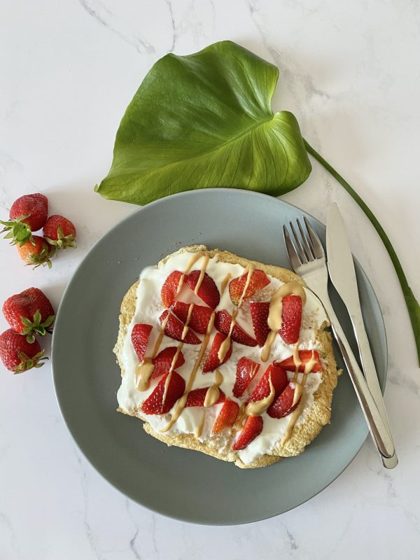 Omlet na słodko z truskawkami i masłem orzechowym, zdrowy przepis, zdrowe jedzenie, dieta, odchudzanie