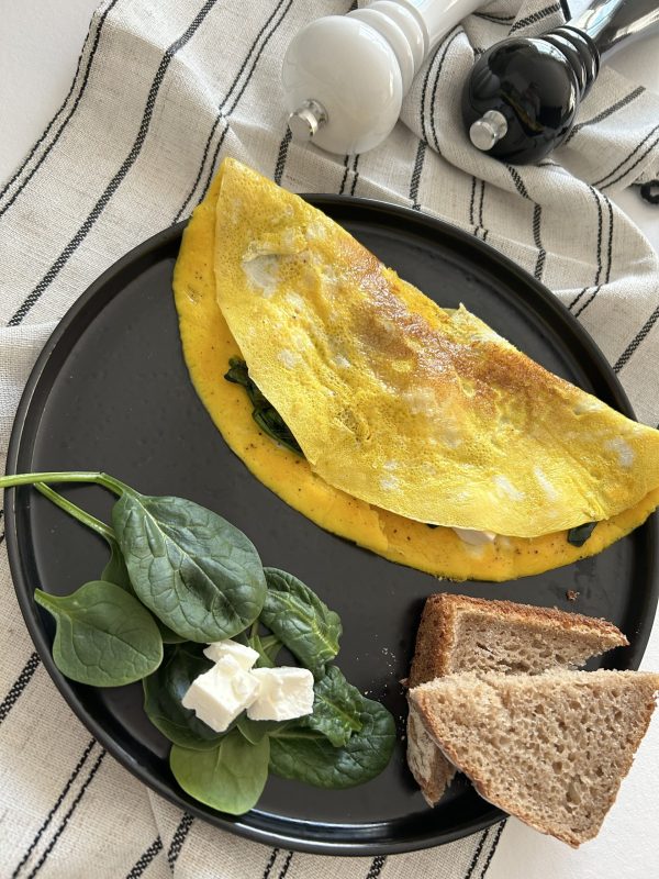 Omlet na słono ze szpinakiem, fetą i pieczywem, zdrowy przepis, zdrowe jedzenie, dieta, odchudzanie