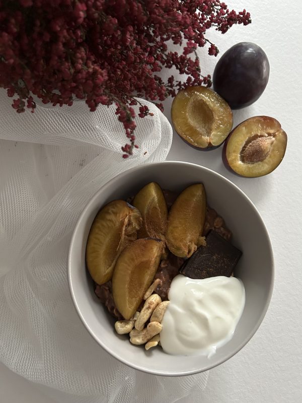 Owsianka czekoladowa ze śliwkami, zdrowy przepis, zdrowe jedzenie, dieta, odchudzanie