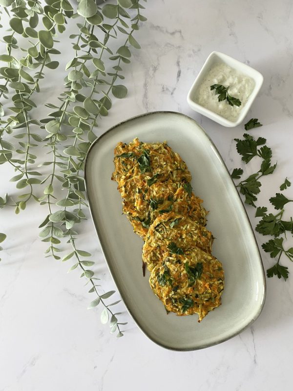 Placki z cukinii i marchewki z sosem tzatziki, zdrowy przepis, zdrowe jedzenie, dieta, odchudzanie