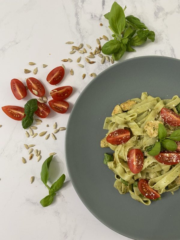 Makaron tagliatelle z pesto i kurczakiem, zdrowy przepis, zdrowe jedzenie, dieta, odchudzanie